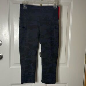NWT TGP (The Gym People) polyester/spandex side pocket camo capri leggings, Sz S